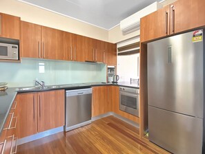 Fridge, microwave, stovetop, dishwasher - Picnic Bay Apartment U4, Ocean Views (Picnic Bay)