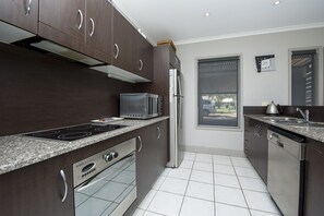 Fridge, oven, stovetop, dishwasher