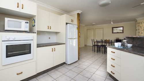 Island Dreams, Nelly Bay