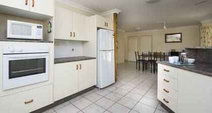 Island Dreams, Nelly Bay