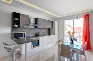 Kühlschrank, Mikrowelle, Ofen, Herdplatte