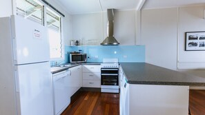 Fridge, microwave, stovetop, dishwasher