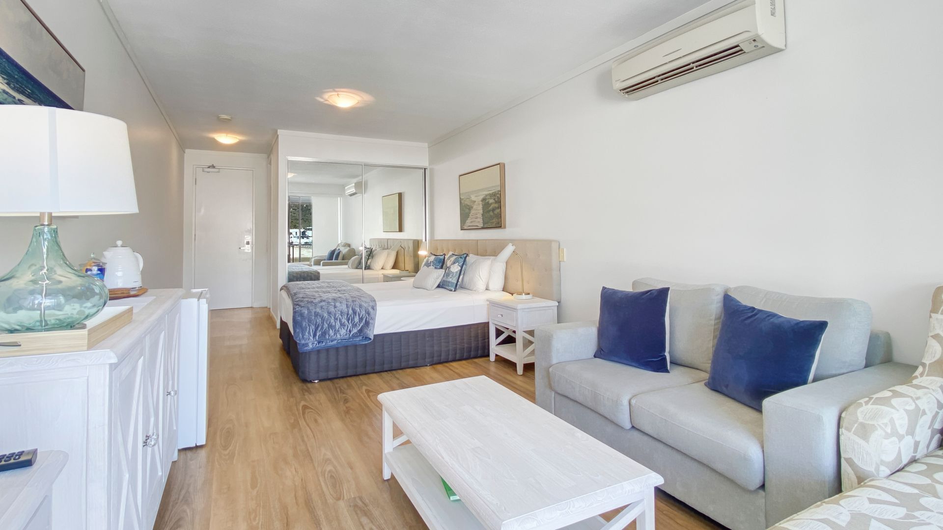 Een televisie en een dvd-speler