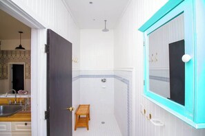 Dusche, Handtücher, Shampoo