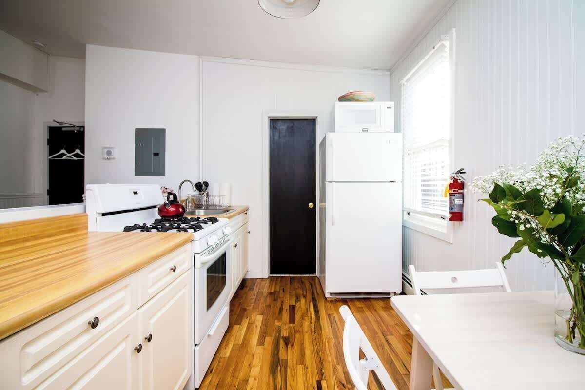 Refrigerador, microondas y comedor 