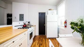 Refrigerador, microondas y comedor