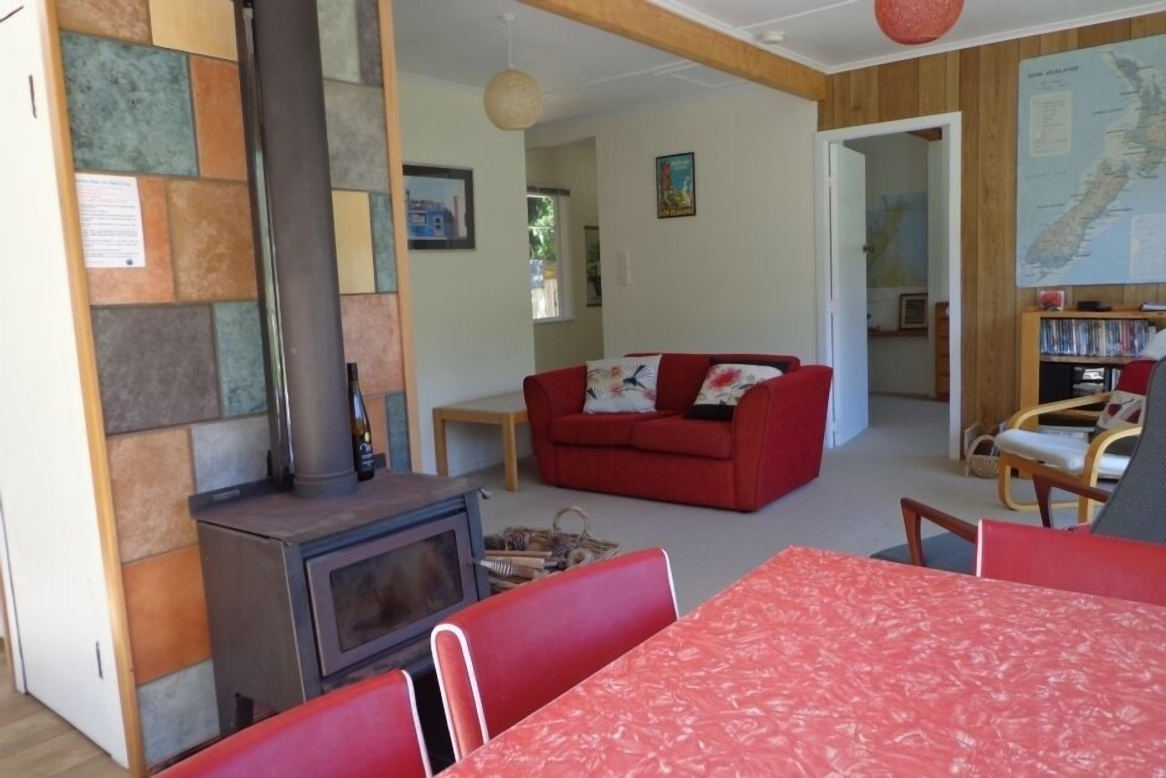 Cheminée, livres, vidéothèque, chaîne hi-fi