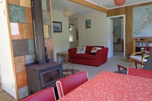 Kamin, Bücher, Videothek, Stereoanlage