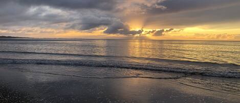 Vlak bij het strand, ligstoelen aan het strand