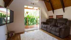 TV, DVD player - Serene Place, Nelly Bay (Nelly Bay)