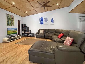 TV, DVD player - Serene Place (Nelly Bay)