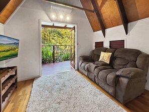 TV, DVD player - Serene Place (Nelly Bay)