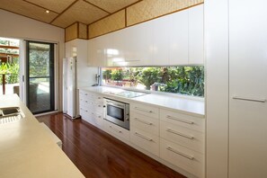Fridge, oven, stovetop, dishwasher - Serene Place, 22 Serene Place-BOM (Nelly Bay)