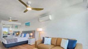 Ein Schlafzimmer mit einem Bett, Nachttischen, einem Sofa und einem Couchtisch.