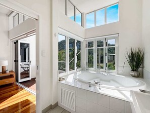 Bathtub, hair dryer - Beachside Apartment 14, 1 - 3 The Cove-BOM (Nelly Bay)