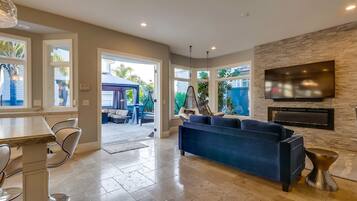 TV connectée, cheminée, lecteur de DVD, jouets