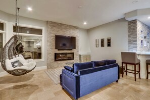 TV connectée, cheminée, lecteur de DVD, jouets