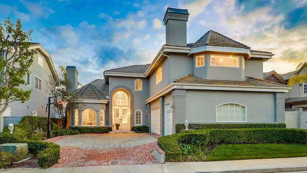 A two-story house with a brick driveway, a garage, and a well-maintained lawn. - FIVE generous bedrooms and a REAL indoor Treehouse for kids  - see our VIDEO!! (Mission Viejo)