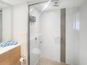 Shower - Blue on Blue Apartment 1272, 123 Sooning St-BOM (Nelly Bay)