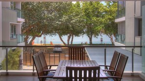 Outdoor dining - Maggies Beachfront Apt. 7 (Horseshoe Bay)