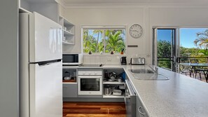 Réfrigérateur, micro-ondes, plaque de cuisson, lave-vaisselle