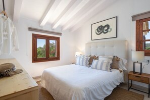 3 bedrooms, iron/ironing board, internet, bed sheets