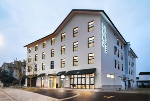 Fassade der Unterkunft – Abend/Nacht