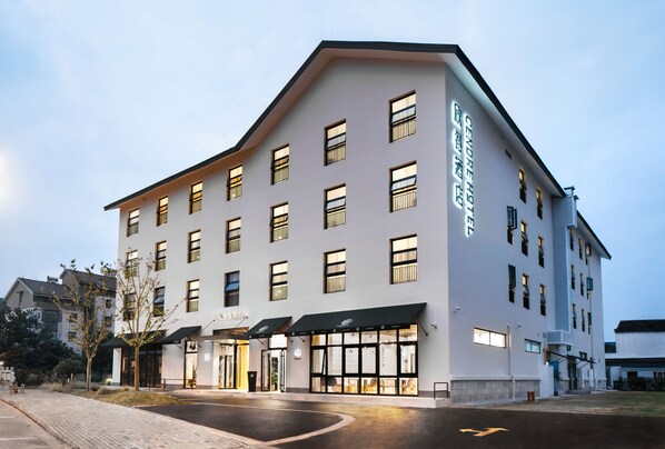 Fassade der Unterkunft – Abend/Nacht