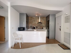 Een koelkast, een microgolfoven, een oven, een kookplaat