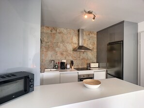 Een koelkast, een magnetron, een oven, een kookplaat