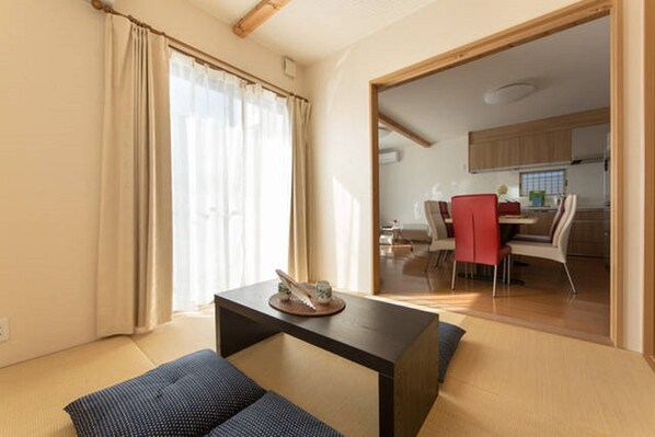 TV, books - 4-bedrooms 2-toilet 2-bathroom near FushimiInari with free parking (Kyoto)