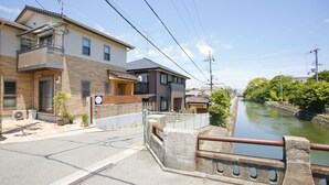 A residential area with modern houses, a canal, and a bridge. - 4-bedrooms 2-toilet 2-bathroom near FushimiInari with free parking (Kyoto)