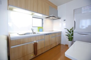 Fridge, microwave, stovetop, dishwasher - 4-bedrooms 2-toilet 2-bathroom near FushimiInari with free parking (Kyoto)