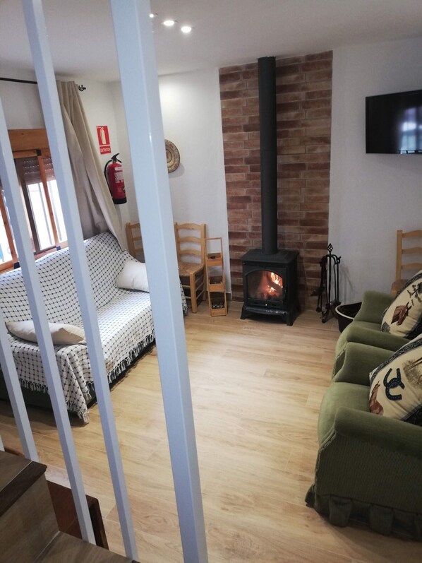 TV, fireplace - Sierra Nevada holiday home, Granada (Quentar - Granada)