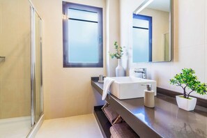 Ensemble douche/baignoire, serviettes fournies