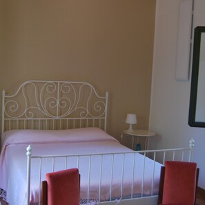 1 غرفة نوم ومكواة/لوح كي وواي فاي مجانًا وملاءات أسرّة