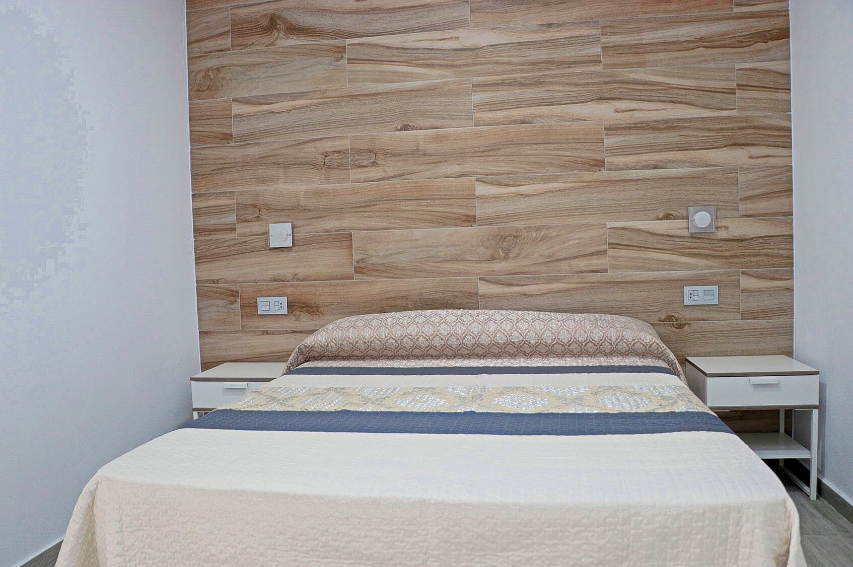 1 dormitorio, tabla de planchar con plancha, wifi y ropa de cama