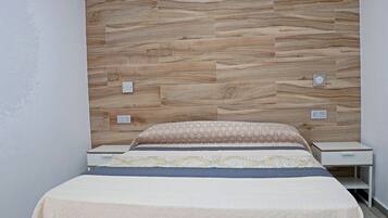 1 dormitorio, tabla de planchar con plancha, wifi y ropa de cama