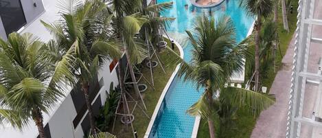 Hồ bơi ngoài trời