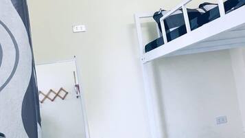 Quarto casal (Bunk Bed - Toilet outside) | Escrivaninha, cortinas blackout, quartos à prova de som