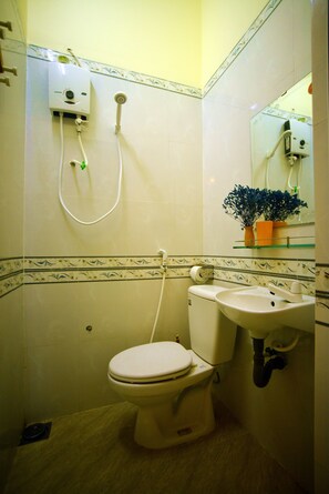 Shower, free toiletries, hair dryer, slippers - Quy Nhon Homestay BnB (Quy Nhon)