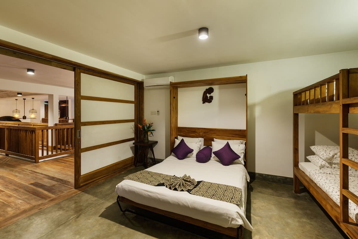 4 bedrooms, Egyptian cotton sheets, premium bedding, minibar