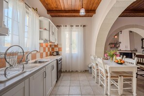 Fridge, oven, stovetop, coffee/tea maker