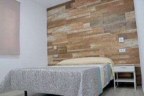 1 slaapkamer, een strijkplank/strijkijzer, wifi, beddengoed