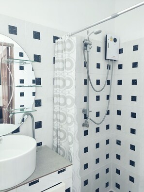 Standaard kamer | Badkamer | Een douche, gratis toiletartikelen, een haardroger, handdoeken