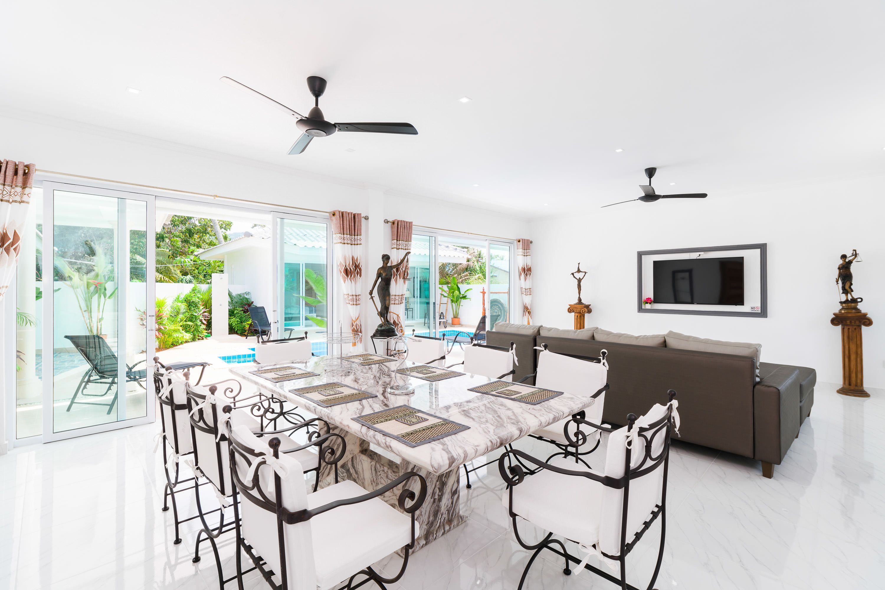 4 Bedrooms Villa | Khu vực ăn uống tại phòng