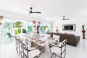 4 Bedrooms Villa | Dineren in de kamer