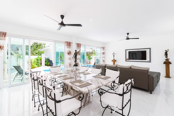 4 Bedrooms Villa | In-room dining