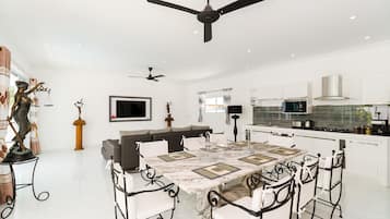 4 Bedrooms Villa | Restauration dans la chambre