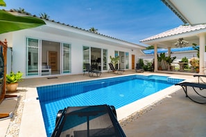 4 Bedrooms Villa | Terrace/patio